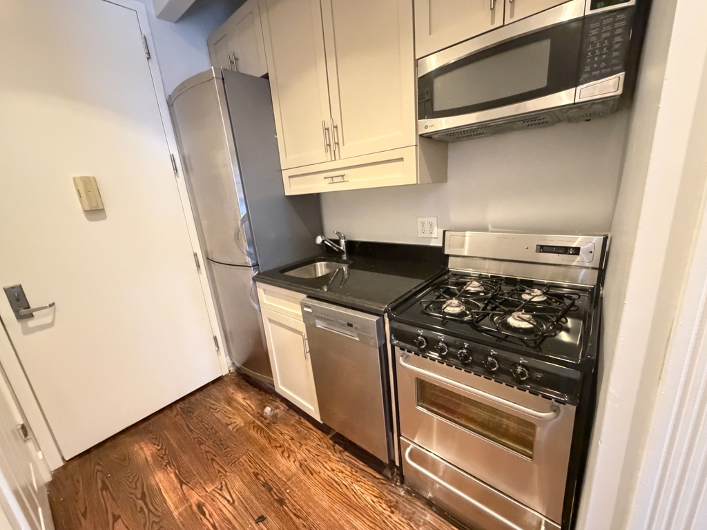 East 13th Street & 3rd Avenue - Photo 18