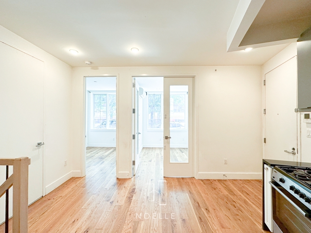 87 Montrose Avenue - Photo 3