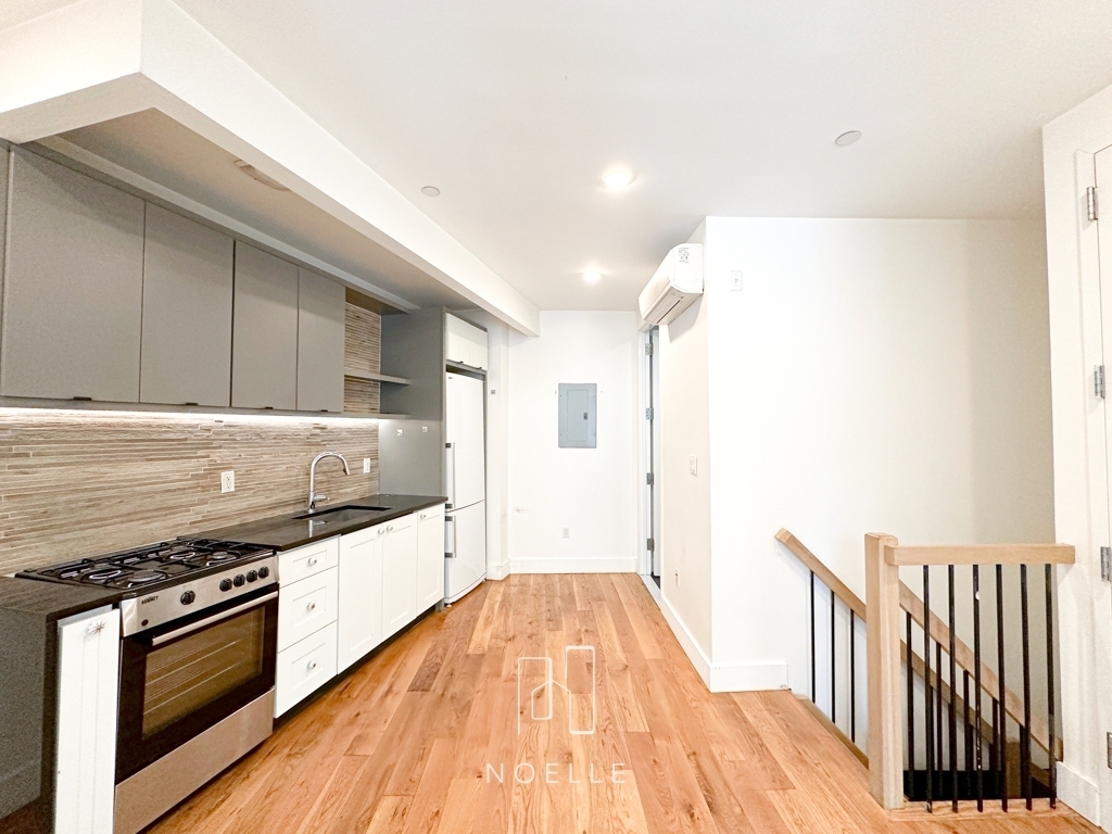 87 Montrose Avenue - Photo 0