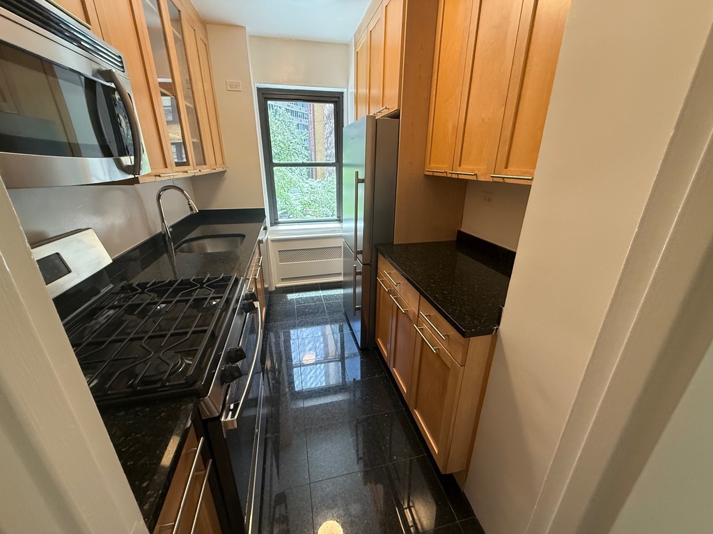 412 East 55th Street - Photo 4