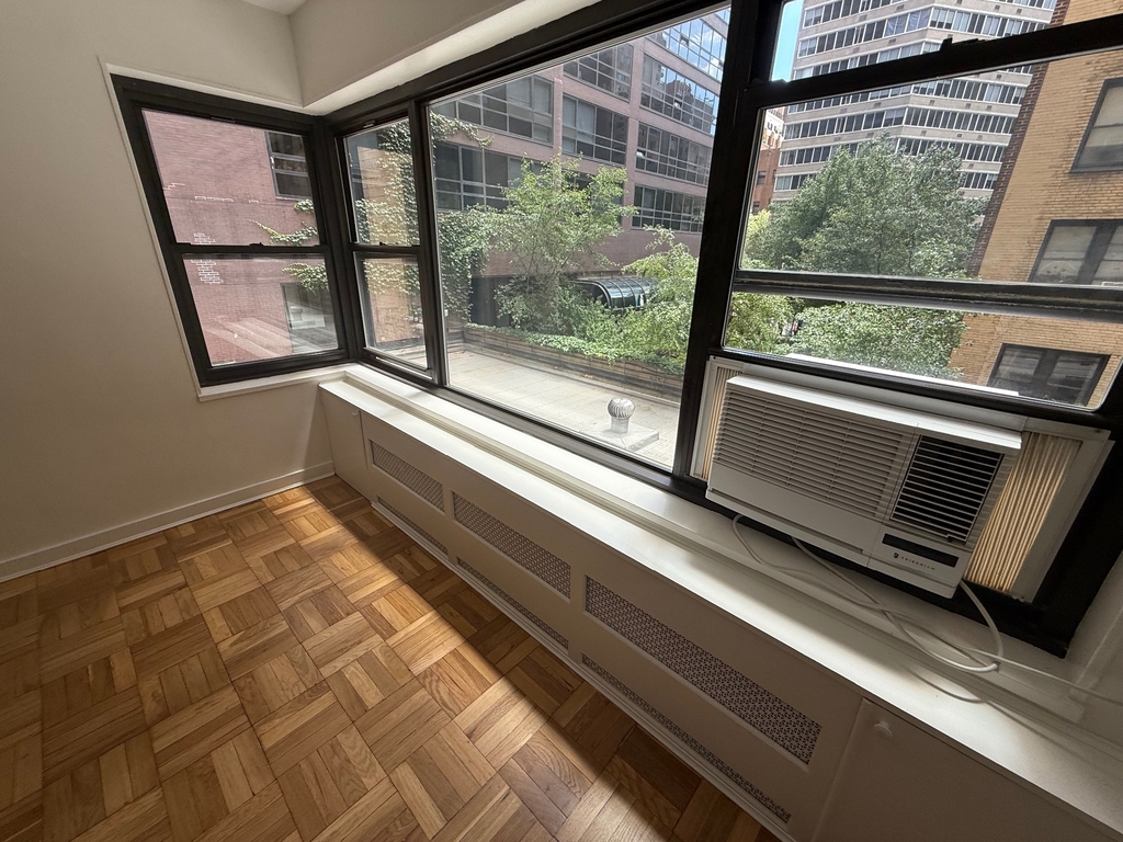 412 East 55th Street - Photo 2
