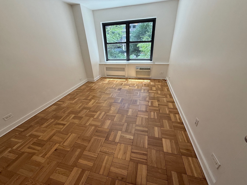 412 East 55th Street - Photo 6
