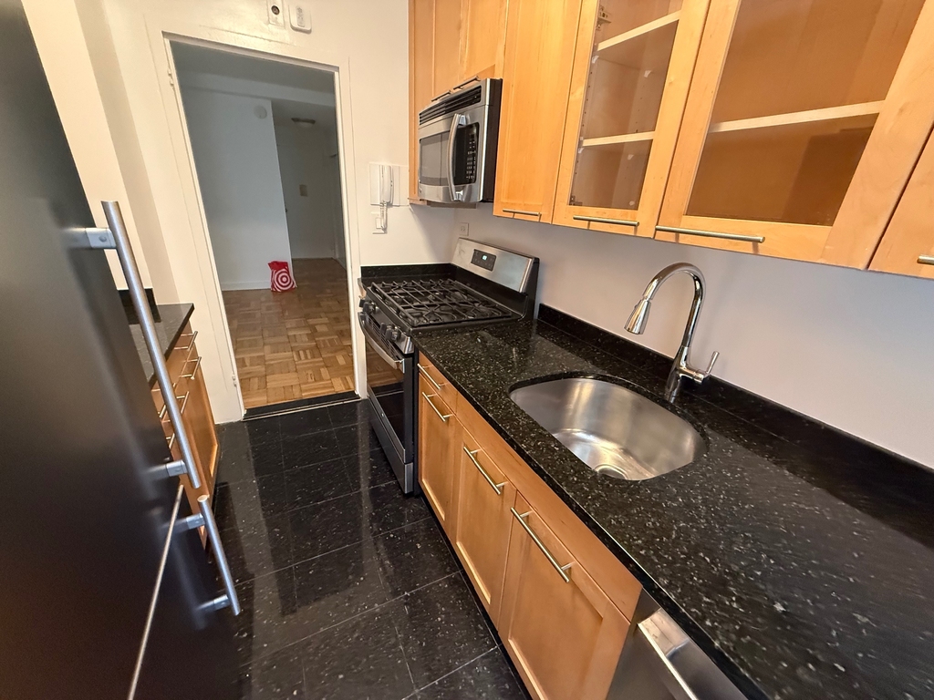 412 East 55th Street - Photo 5
