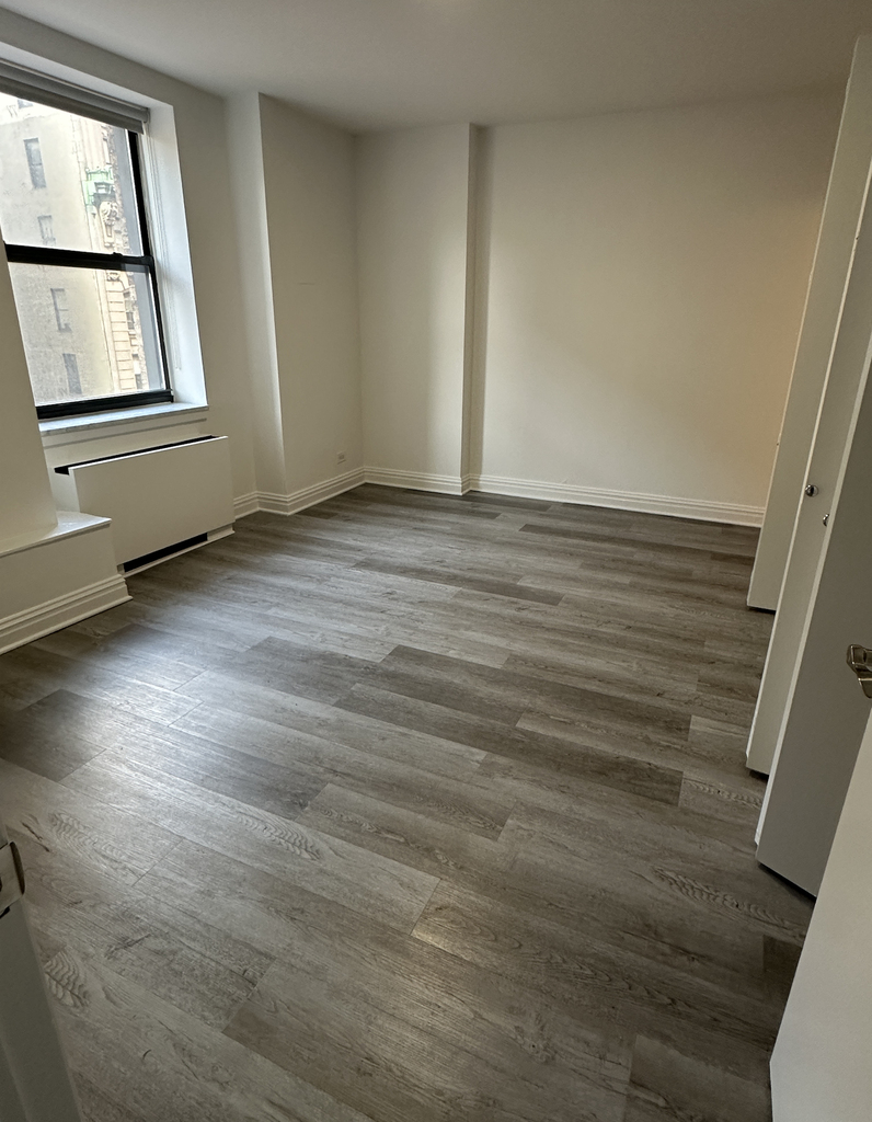 West 34th Street - Photo 6