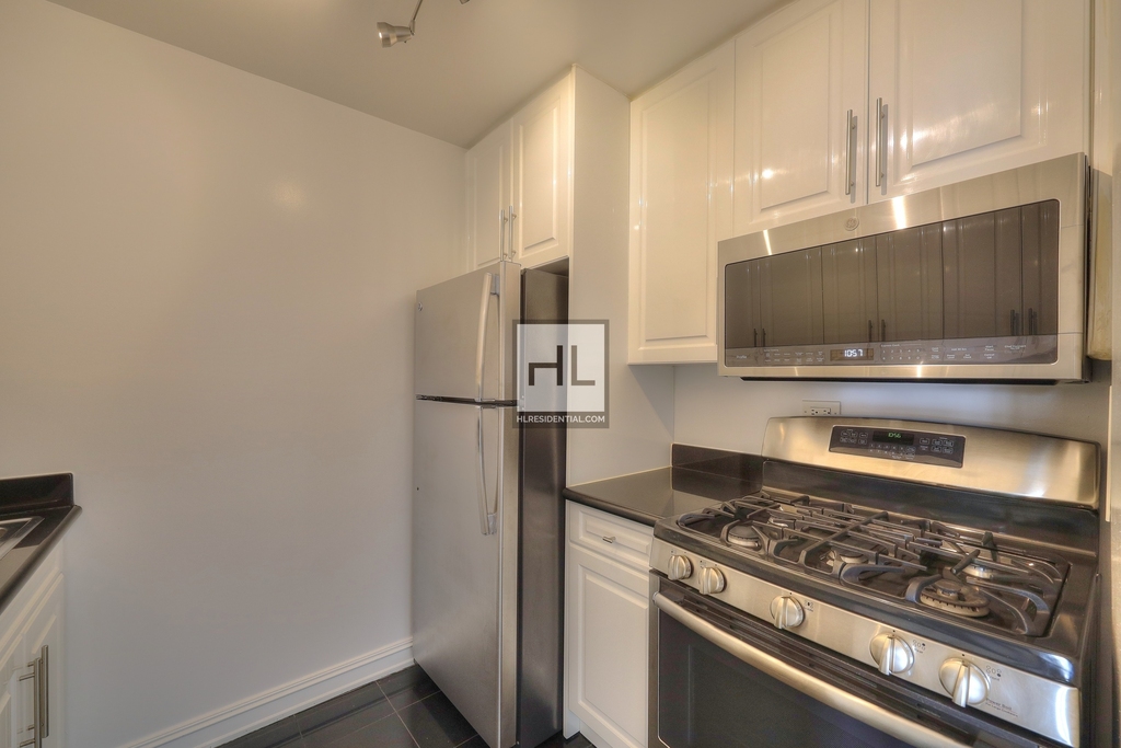 8th Avenue - Photo 3
