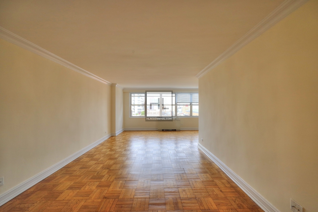 8th Avenue - Photo 1