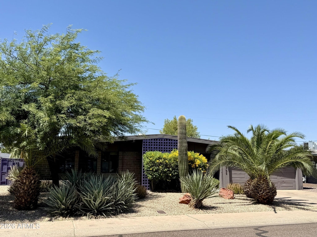 3702 E Paradise Drive - Photo 0