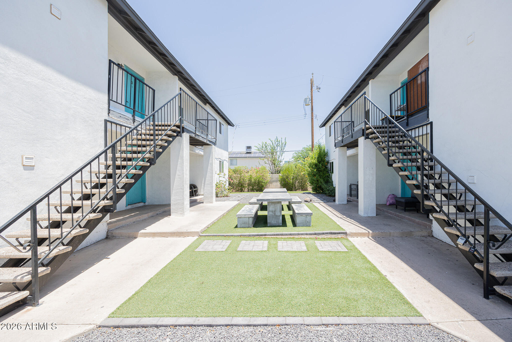 719 N 12th Avenue - Photo 1