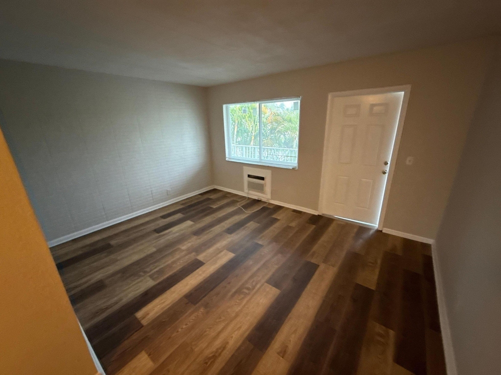 717 Ne 10th Avenue - Photo 1