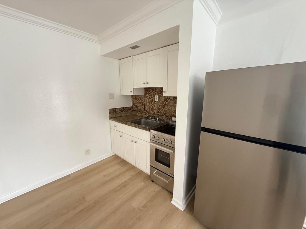 220 Walton Boulevard - Photo 8