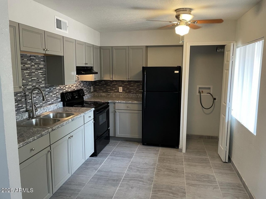1222 E Mountain View Road - Photo 3