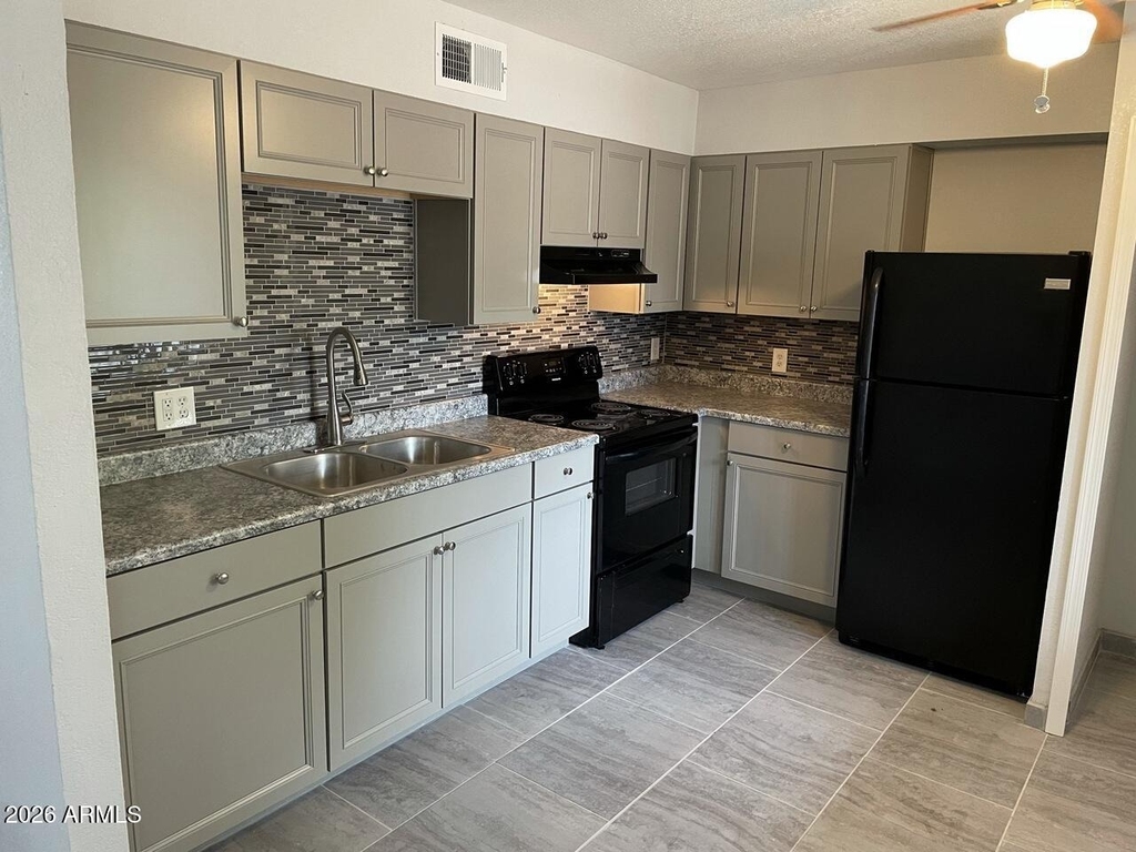 1222 E Mountain View Road - Photo 0