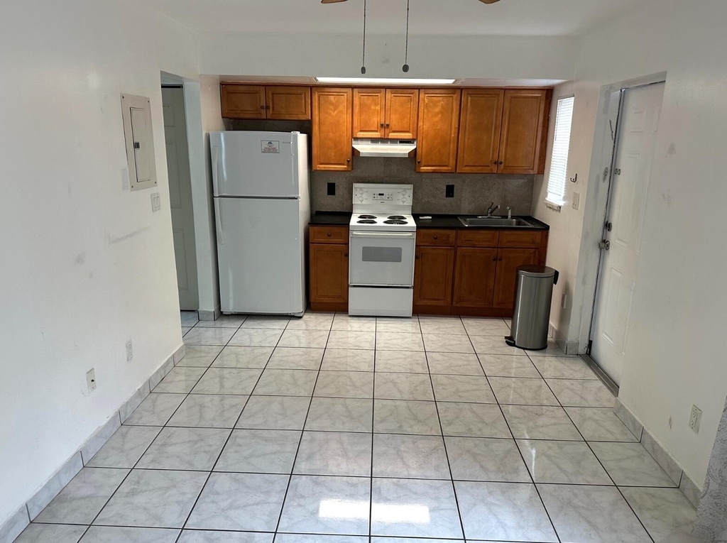 31 Sw 10th Street - Photo 3