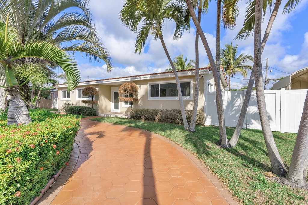 2475 Ne 214th Street - Photo 3
