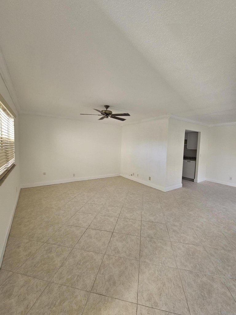 211 E Saxony Lane - Photo 1