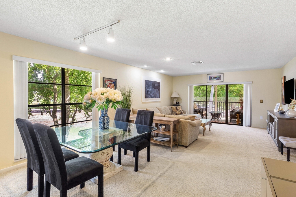 29 Stratford Lane W - Photo 0