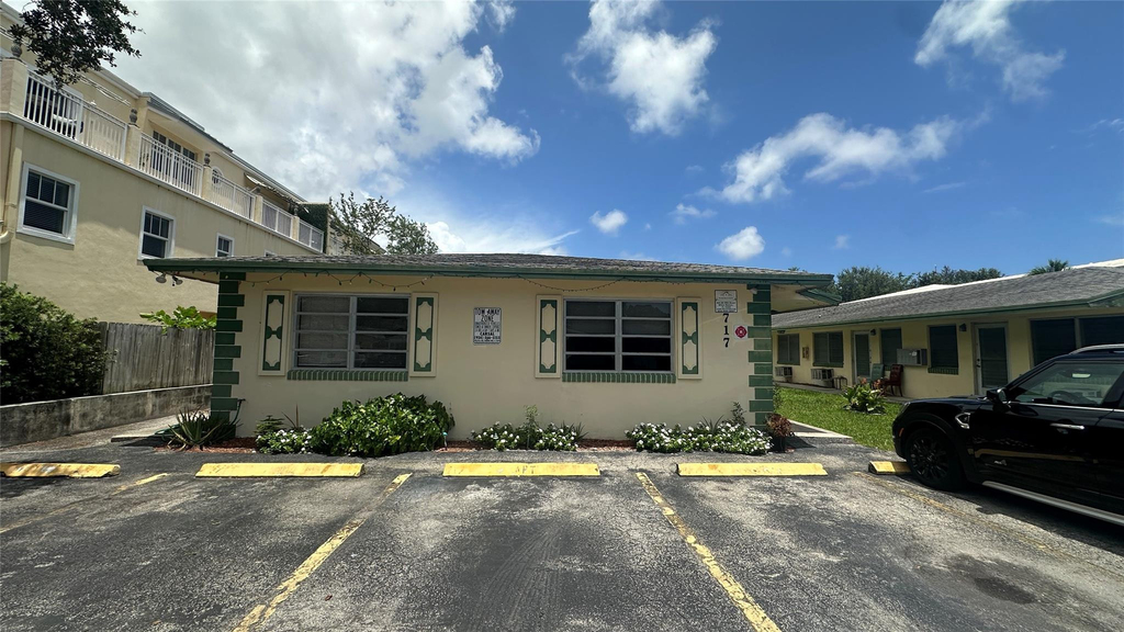 717 Se 16th Street - Photo 0