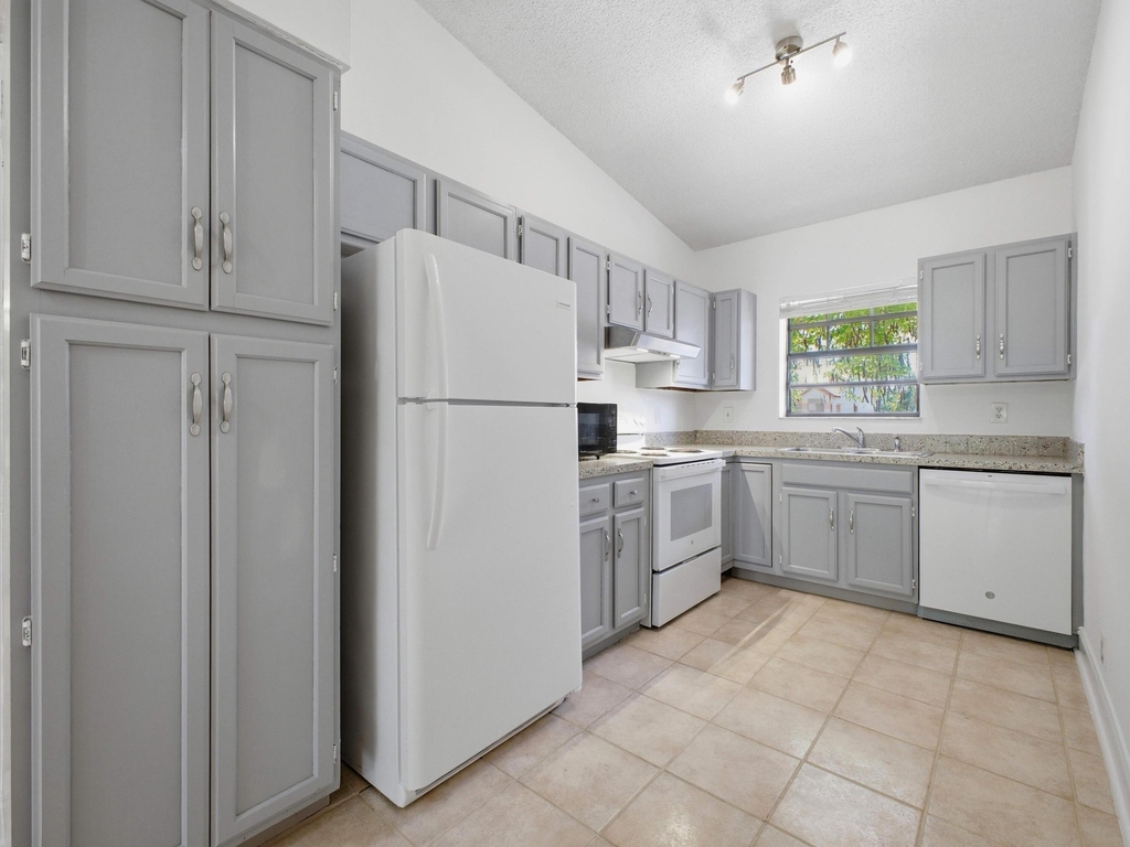321 Norwood Terrace - Photo 0