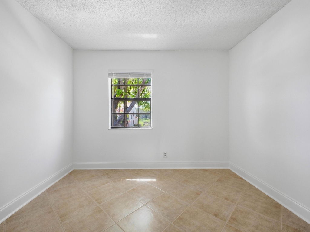 321 Norwood Terrace - Photo 18