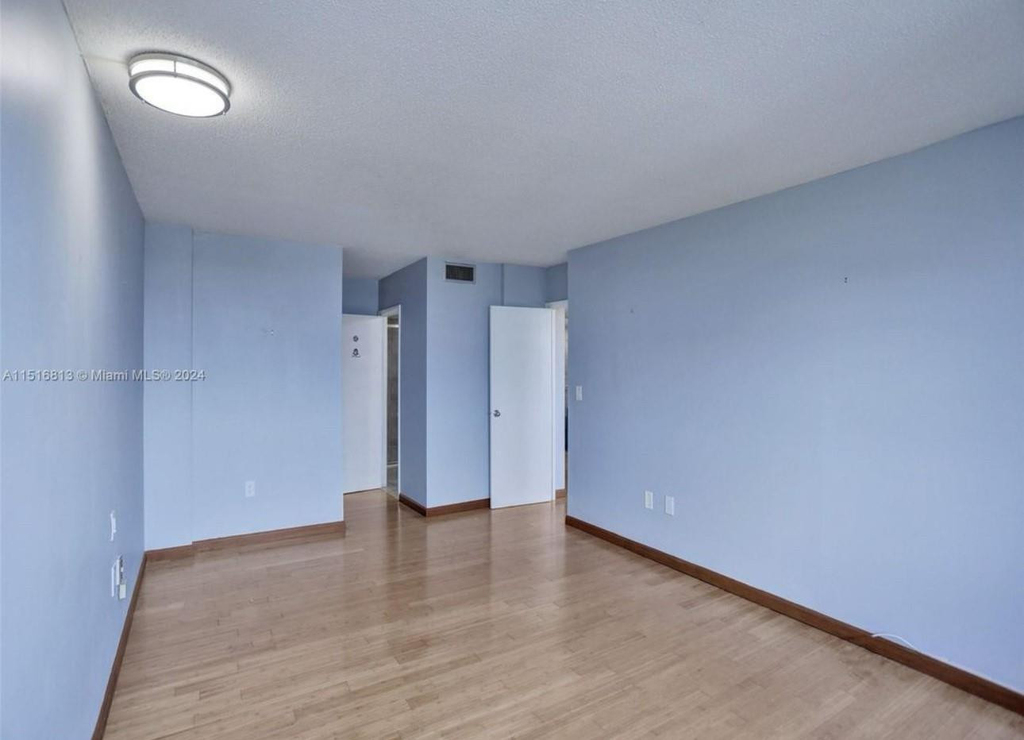 11930 N Bayshore Drive - Photo 11