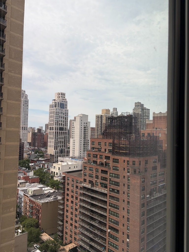 401 East 80th Street - Photo 5