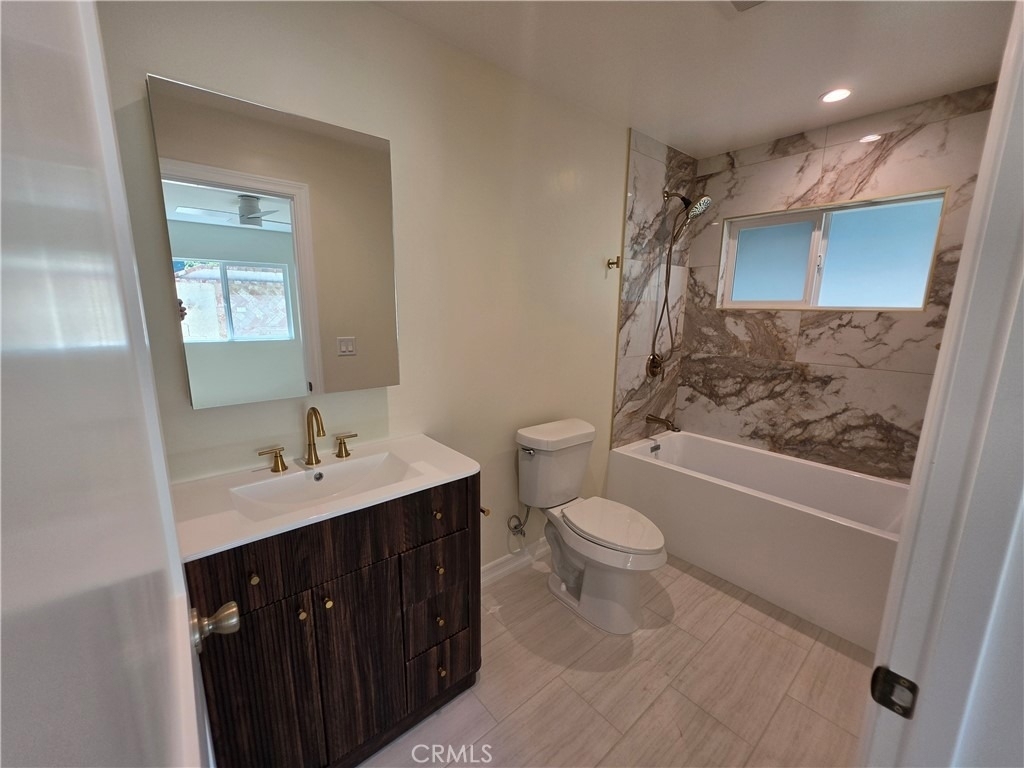 10849 N Swinton Avenue - Photo 13