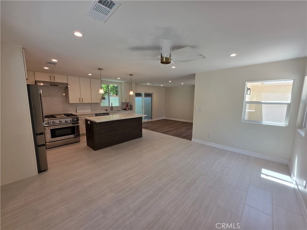 10849 N Swinton Avenue - Photo 3