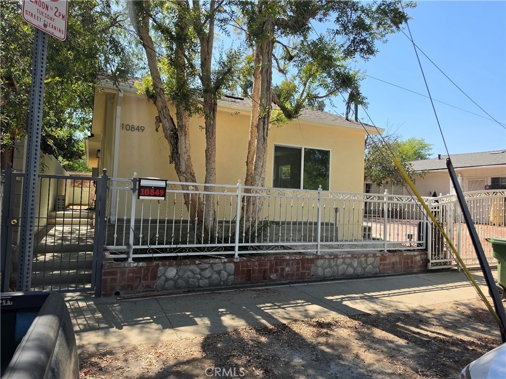 10849 N Swinton Avenue - Photo 1