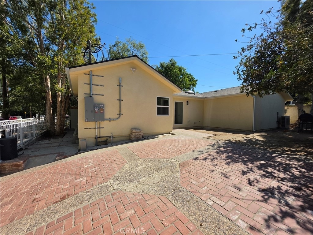 10849 N Swinton Avenue - Photo 2