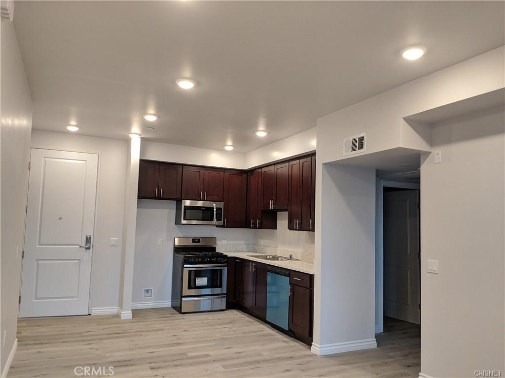 7343 Reseda Boulevard - Photo 2