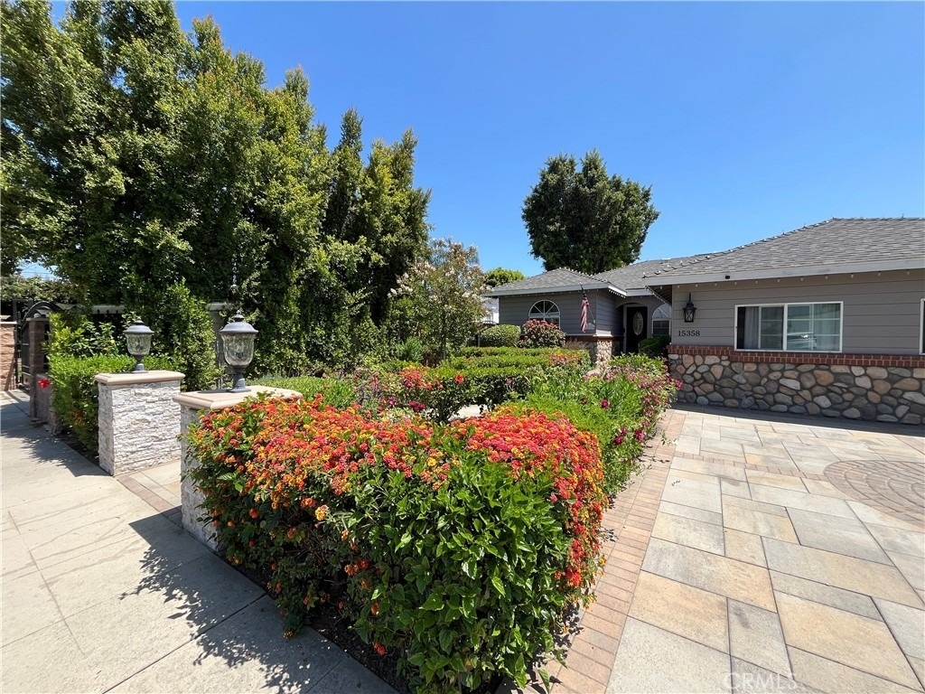 15358 Leadwell - Photo 1