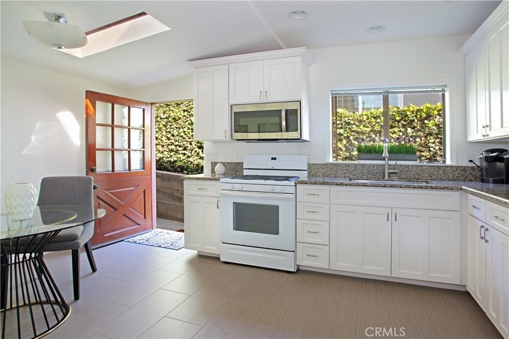 405 Heliotrope Avenue - Photo 0