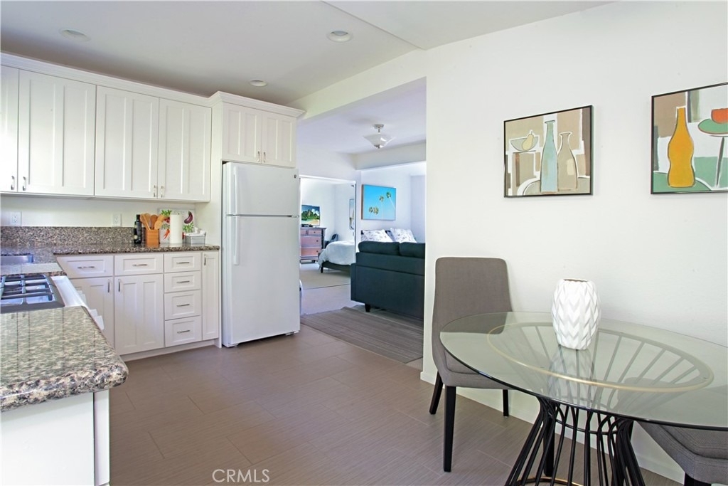 405 Heliotrope Avenue - Photo 2