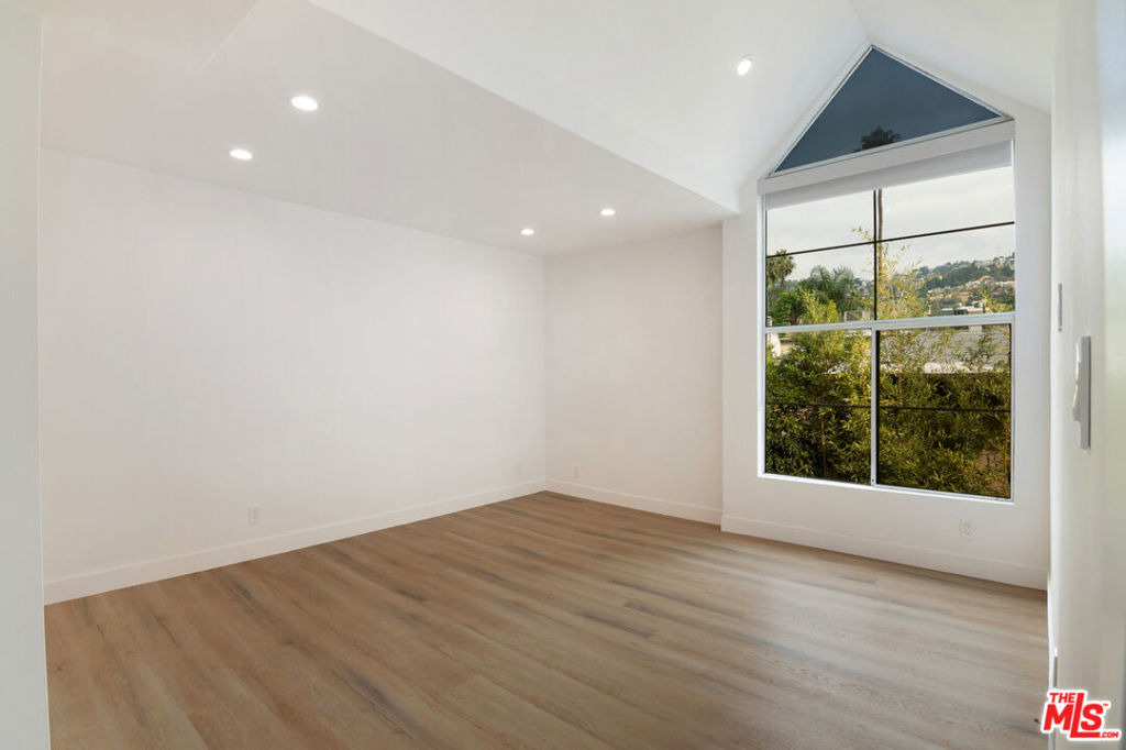 824 Westmount Drive - Photo 10