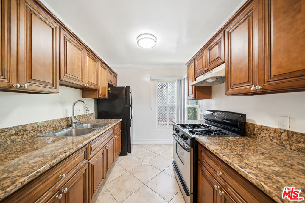 1215 N Hayworth Avenue - Photo 3