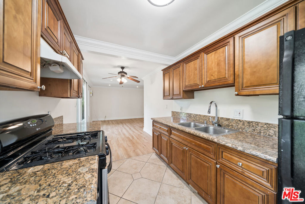 1215 N Hayworth Avenue - Photo 4