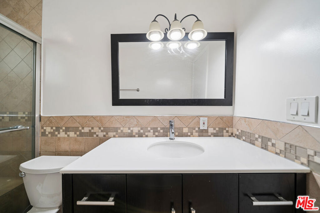 1215 N Hayworth Avenue - Photo 10