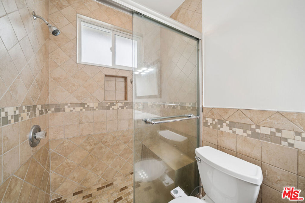 1215 N Hayworth Avenue - Photo 9