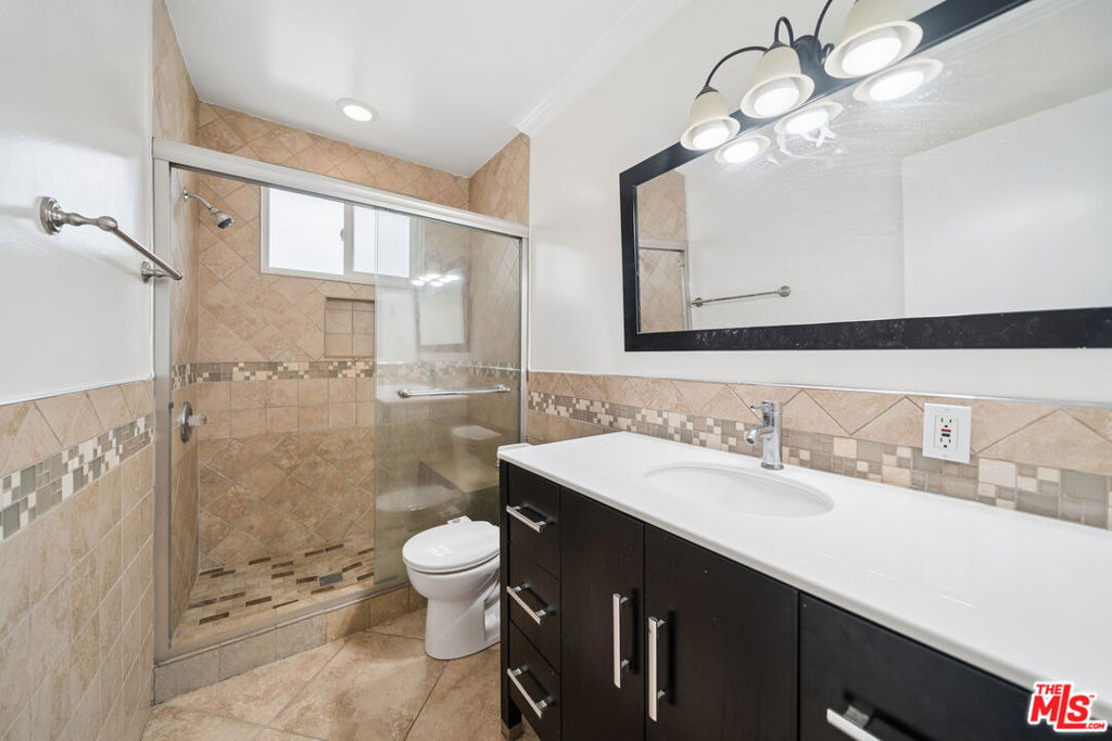 1215 N Hayworth Avenue - Photo 7