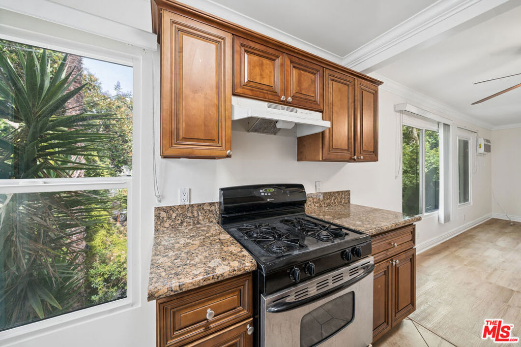 1215 N Hayworth Avenue - Photo 5