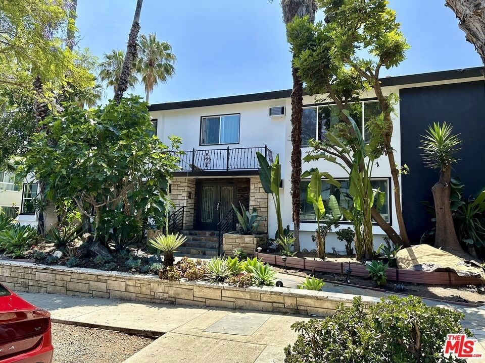 1215 N Hayworth Avenue - Photo 15