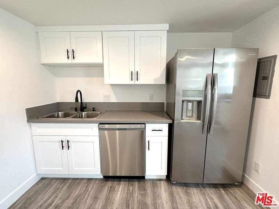 1267 Vin Scully Avenue - Photo 2