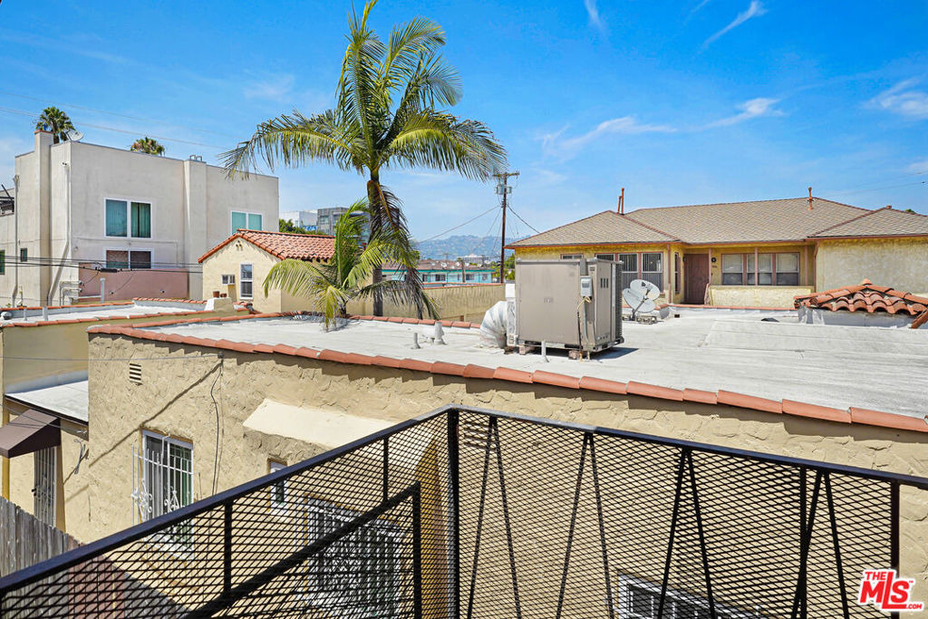 1435 S Hayworth Avenue - Photo 9