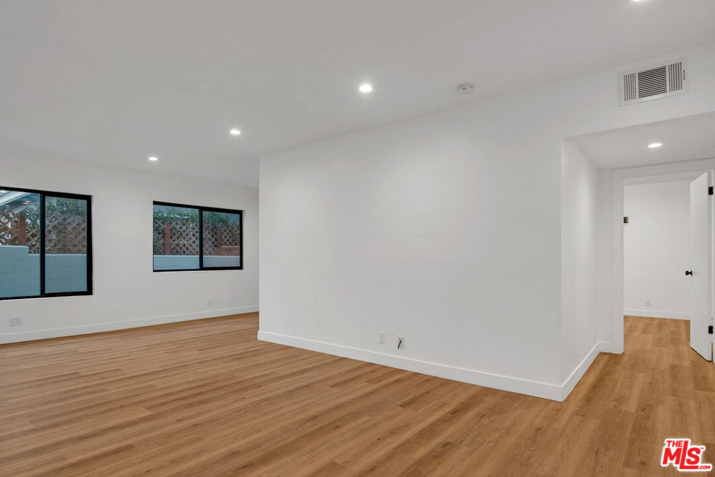 950 Havenhurst Drive - Photo 0