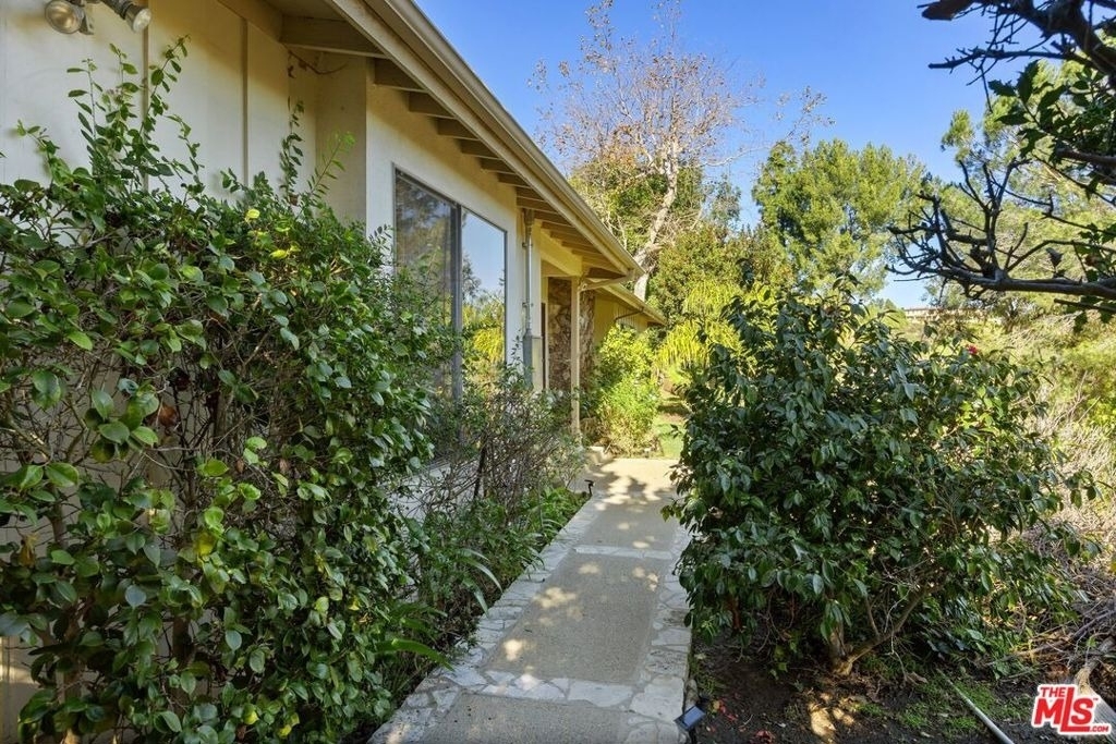 1133 Somera Road - Photo 4