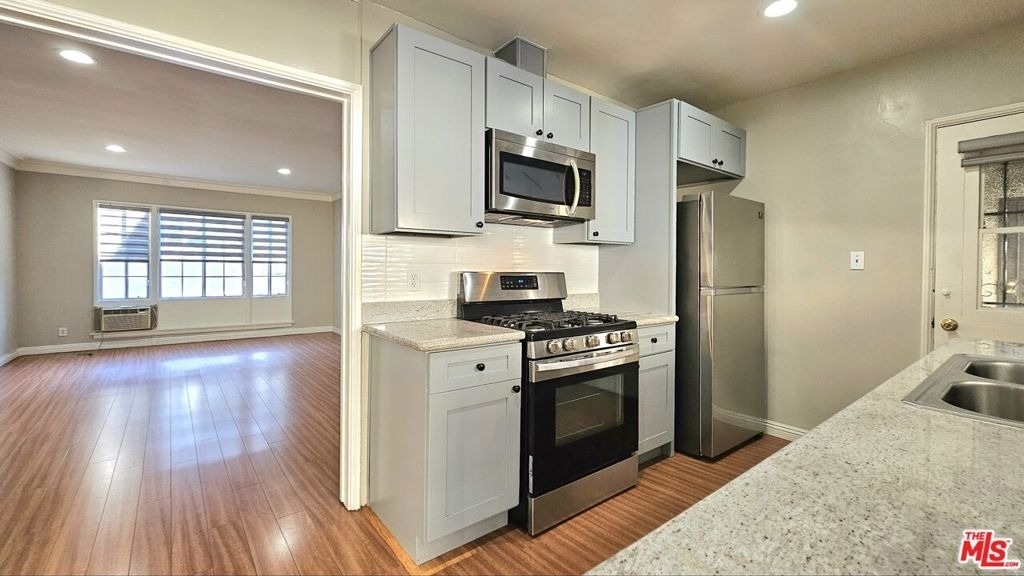 1020 S Norton Avenue - Photo 7