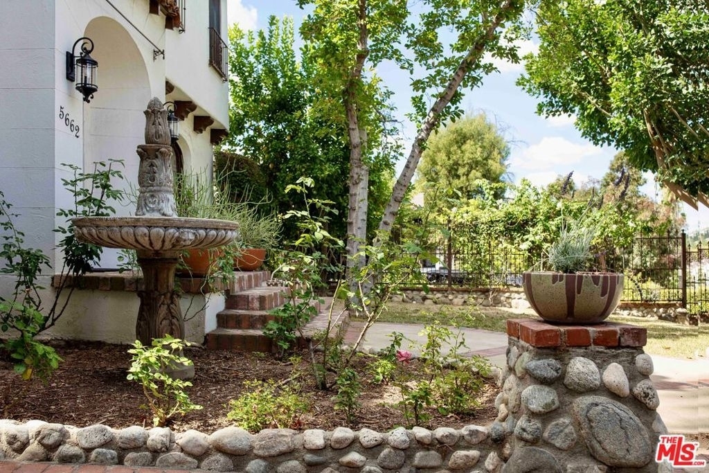 5662 Berkshire Drive - Photo 3