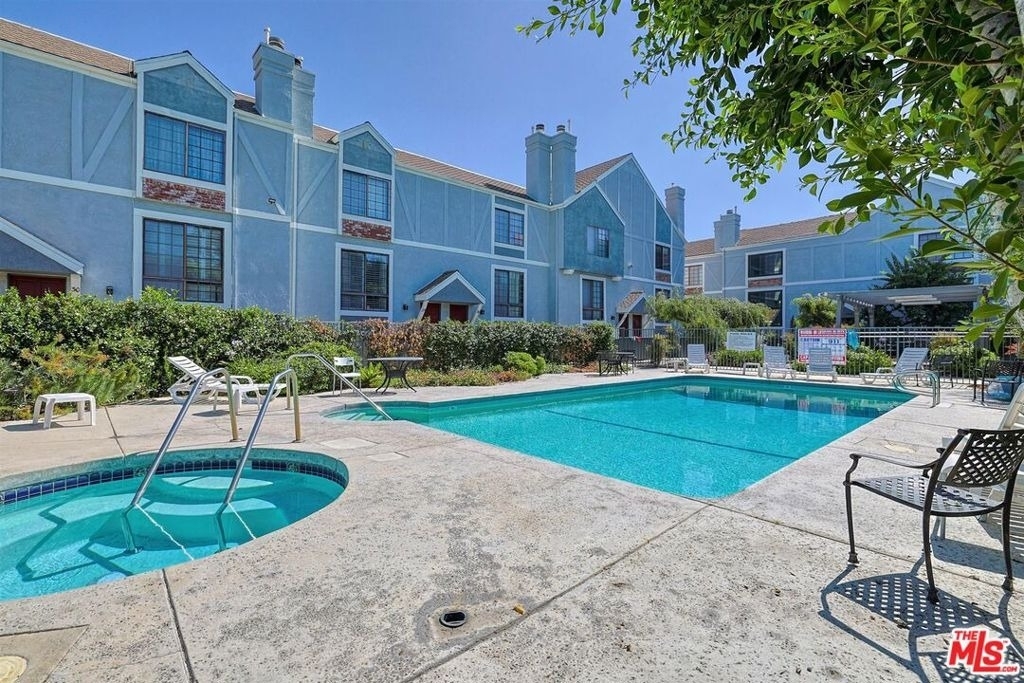 18100 Burbank Boulevard - Photo 20