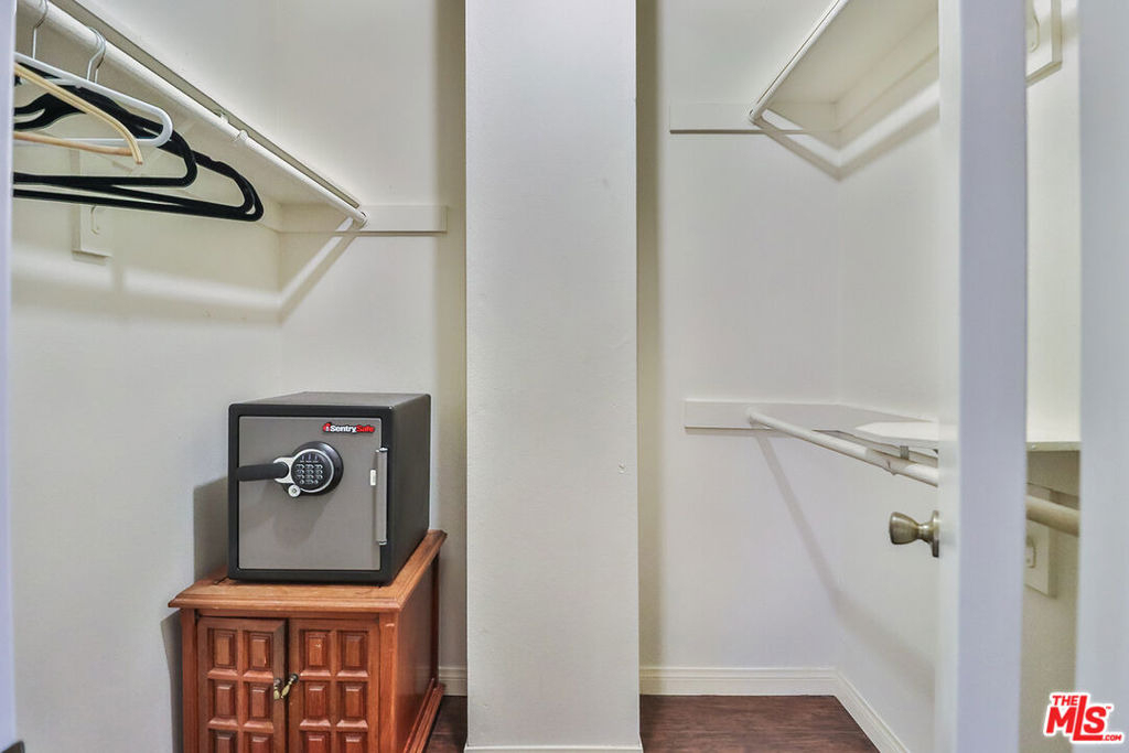 18100 Burbank Boulevard - Photo 11
