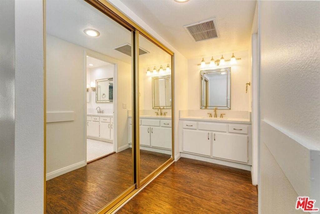 18100 Burbank Boulevard - Photo 12